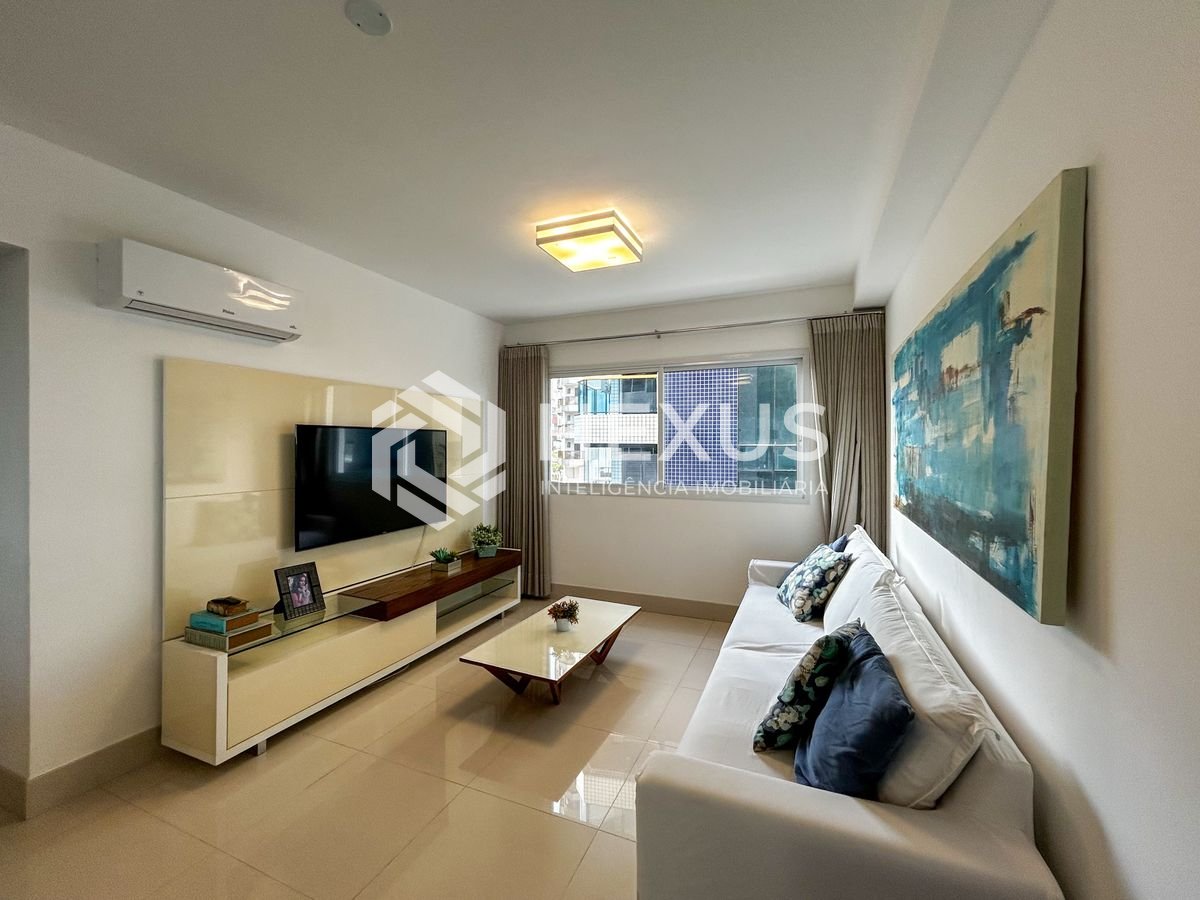 Foto 3 de Apartamento reformado com varanda vista mar na beira mar da praia na Enseada, Guarujá