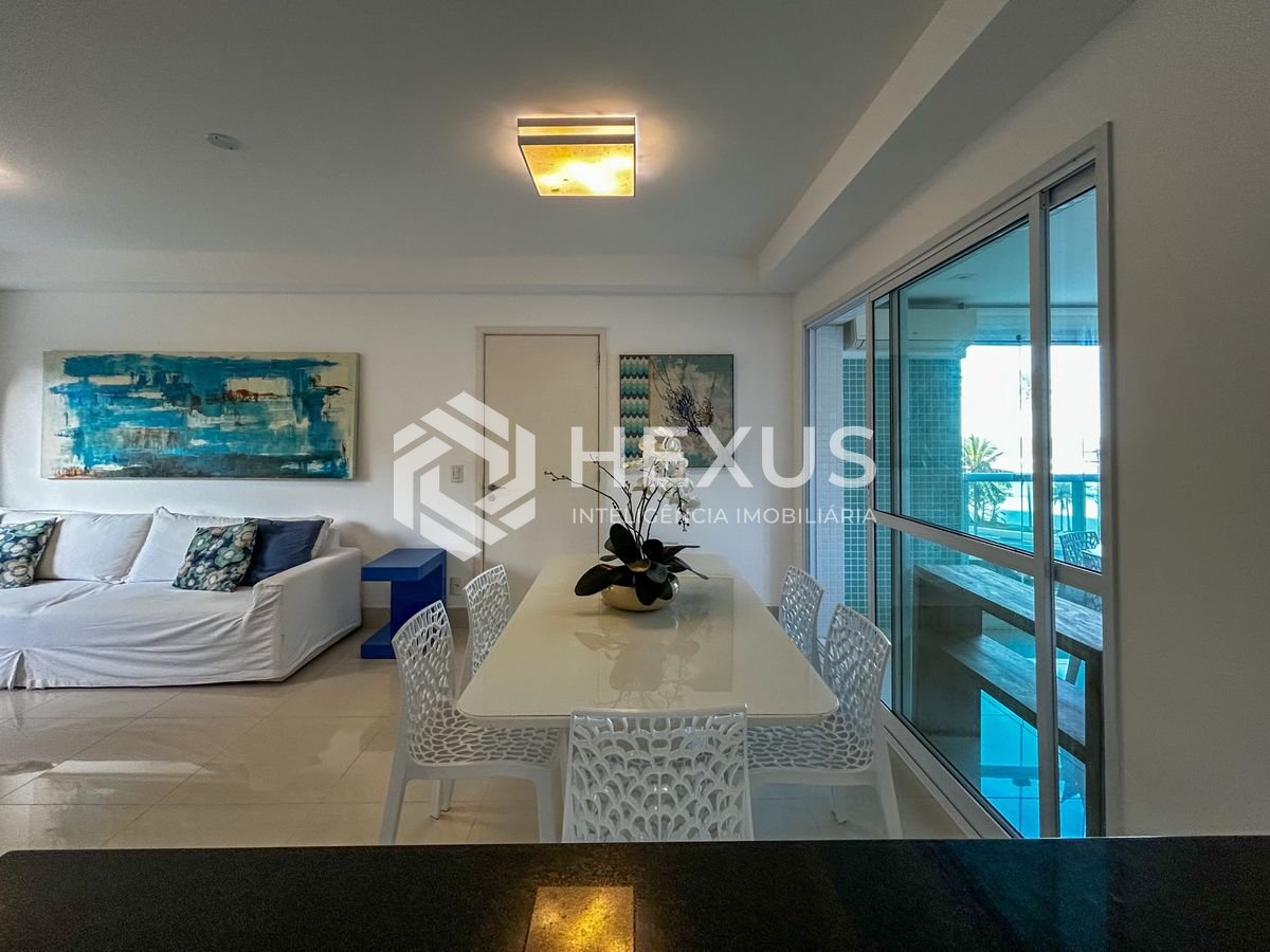 Foto 4 de Apartamento reformado com varanda vista mar na beira mar da praia na Enseada, Guarujá
