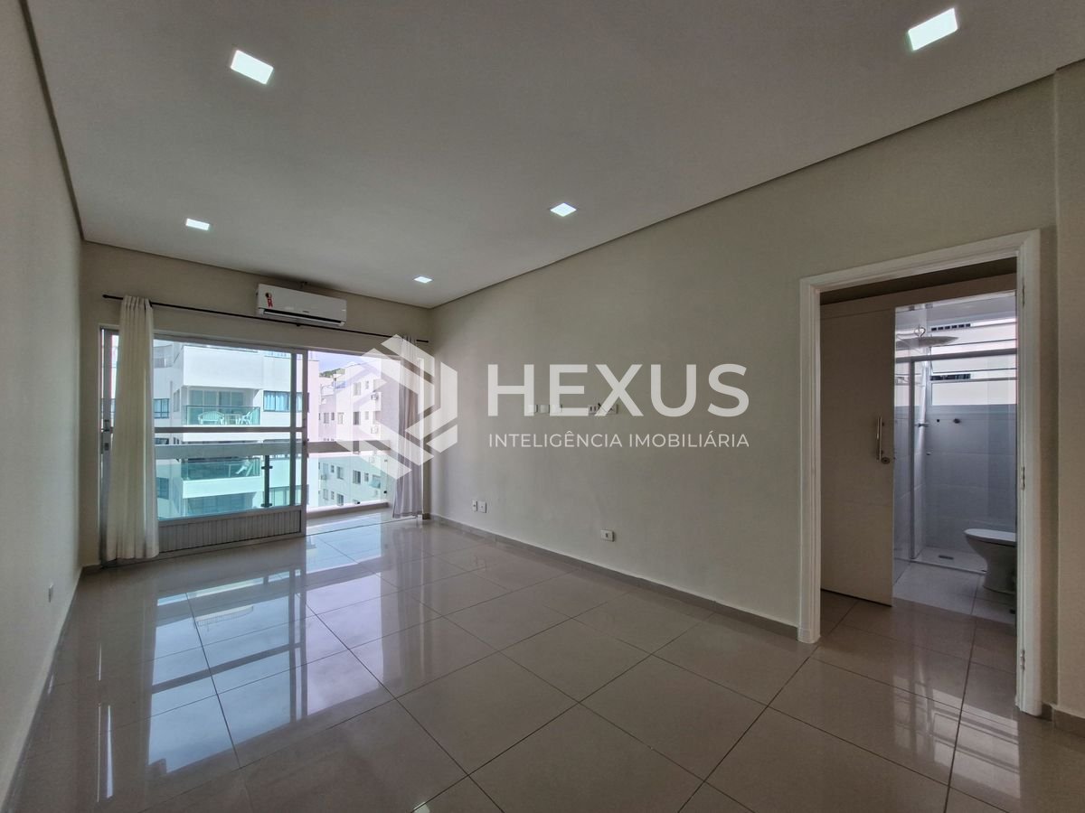 Foto 2 de Apartamento reformado com varanda vista mar a 1 quadra da praia nas Pitangueiras, Guarujá
