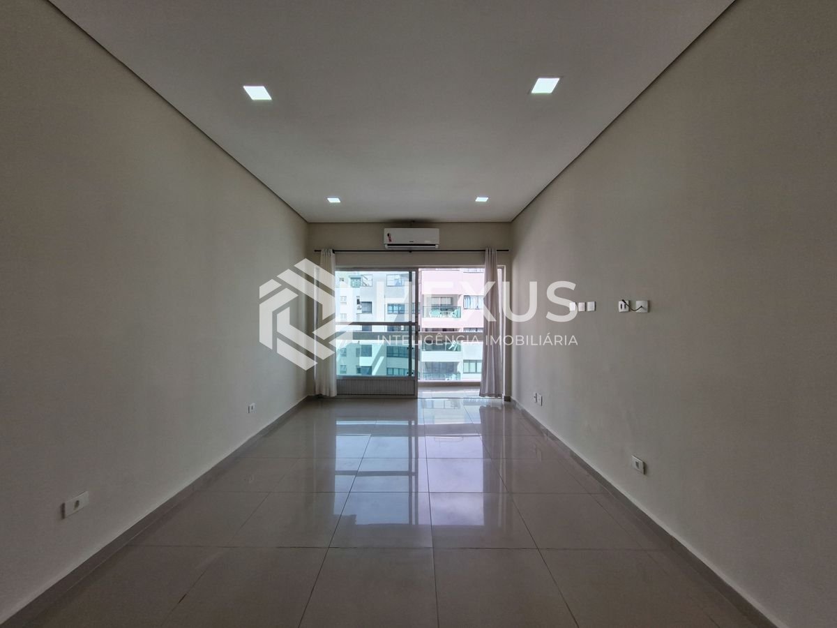 Foto 3 de Apartamento reformado com varanda vista mar a 1 quadra da praia nas Pitangueiras, Guarujá