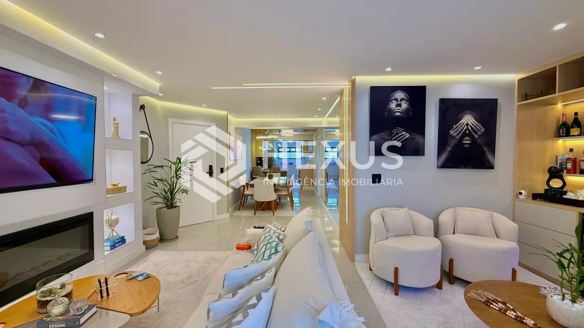 Foto 2 de Apartamento reformado com varanda e lazer a 300m da praia nas Pitangueiras, Guarujá