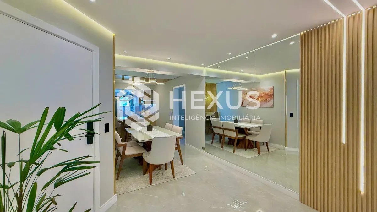 Foto 3 de Apartamento reformado com varanda e lazer a 300m da praia nas Pitangueiras, Guarujá