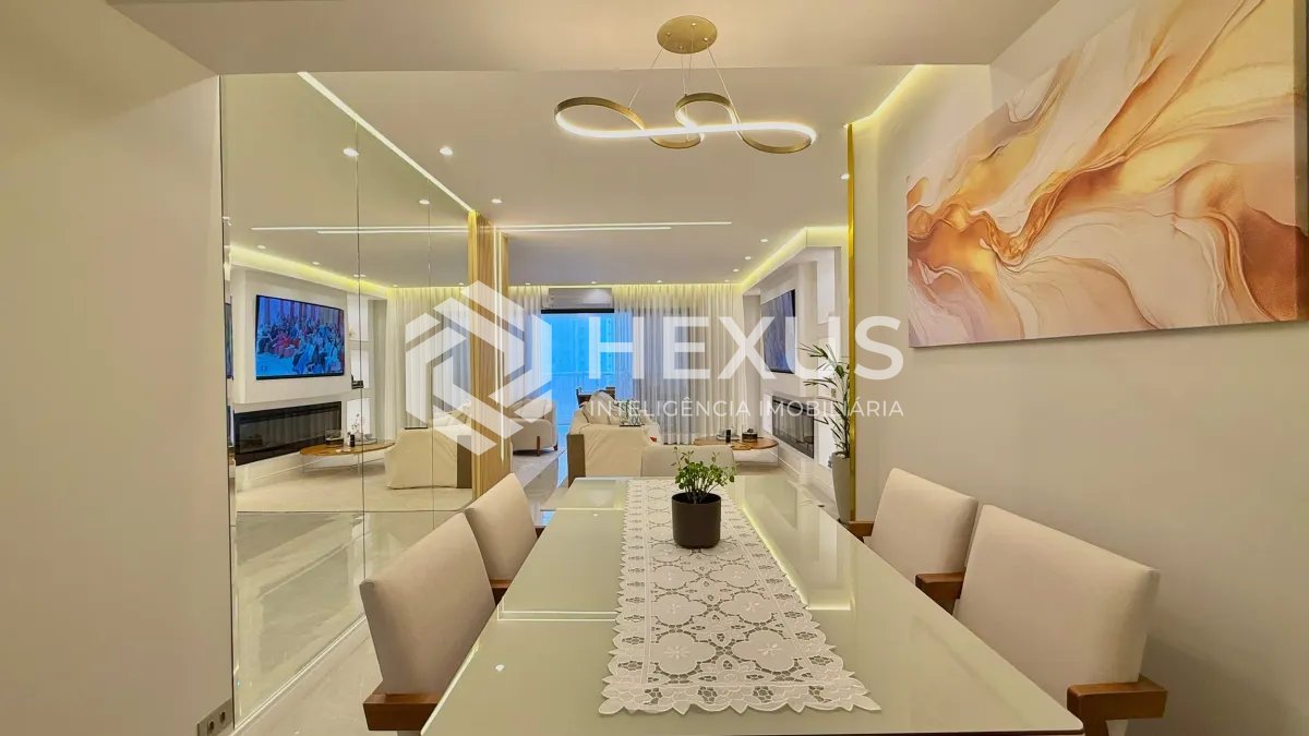 Foto 4 de Apartamento reformado com varanda e lazer a 300m da praia nas Pitangueiras, Guarujá