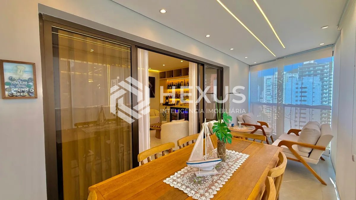 Foto 5 de Apartamento reformado com varanda e lazer a 300m da praia nas Pitangueiras, Guarujá