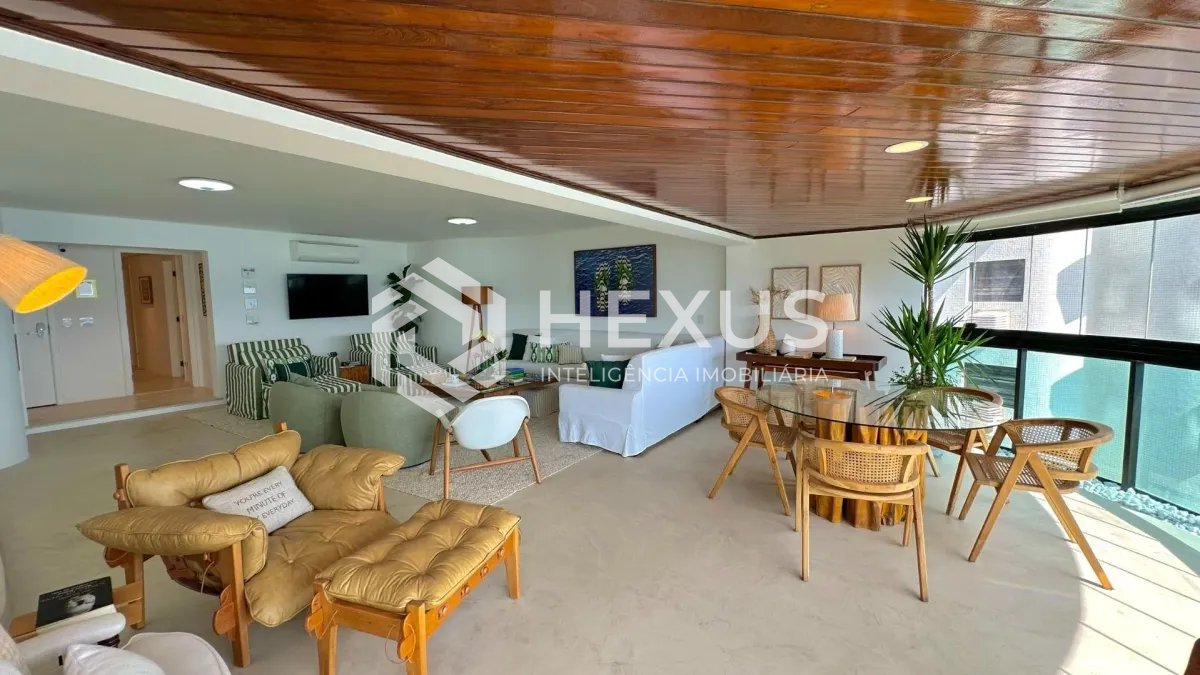 Foto 3 de Apartamento reformado com varanda vista mar e lazer na beira mar da praia na Enseada, Guarujá