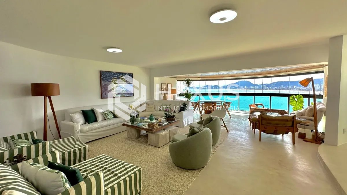 Foto 4 de Apartamento reformado com varanda vista mar e lazer na beira mar da praia na Enseada, Guarujá