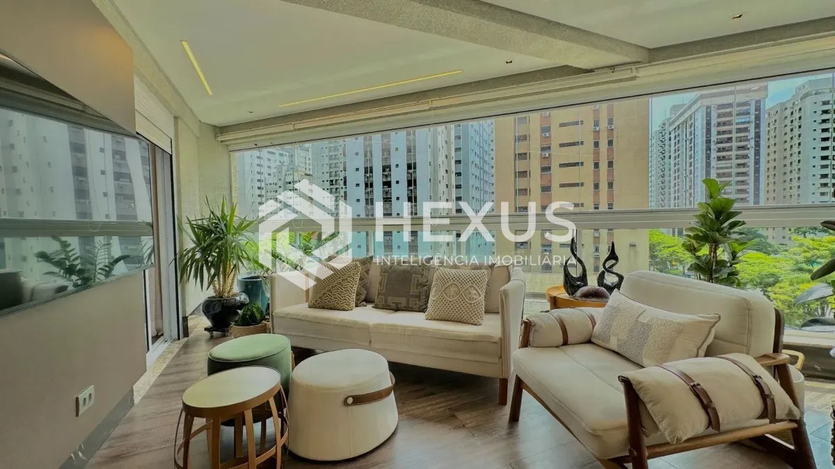 Foto 3 de Apartamento reformado com varanda gourmet e lazer a 150m da praia nas Pitangueiras, Guarujá
