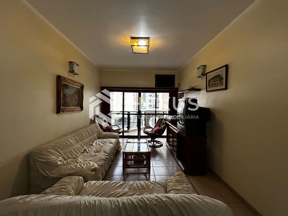 Foto 3 de Apartamento com varanda a 250m da praia na Enseada, Guarujá