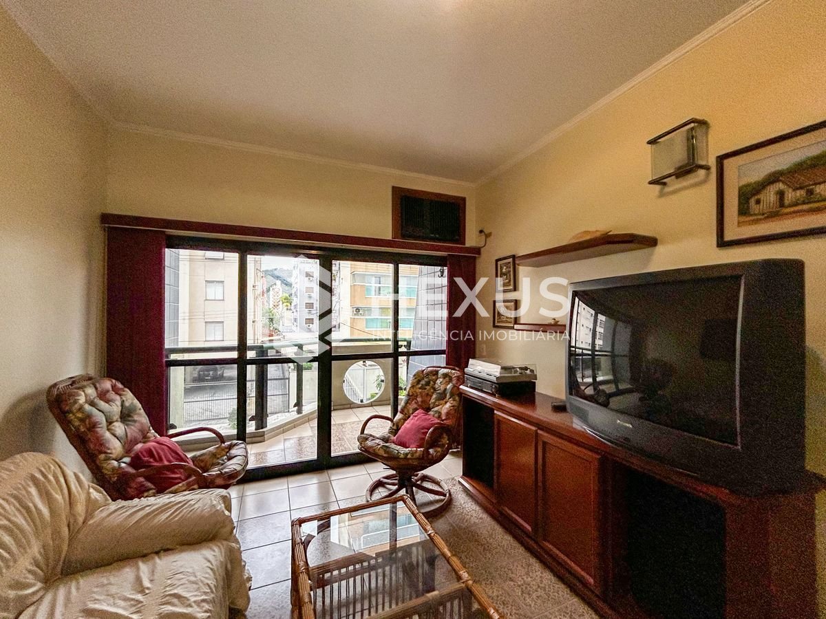 Foto 5 de Apartamento com varanda a 250m da praia na Enseada, Guarujá