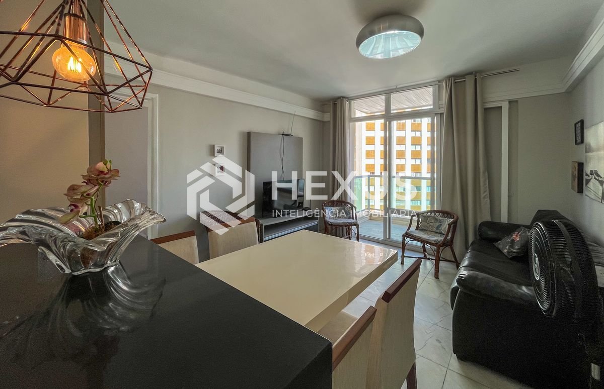 Foto 2 de Apartamento reformado com varanda vista mar na beira mar da praia nas Pitangueiras, Guarujá