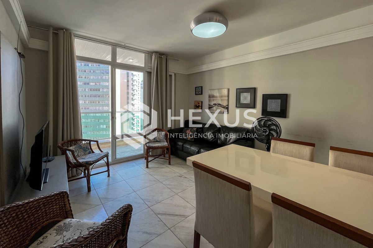 Foto 3 de Apartamento reformado com varanda vista mar na beira mar da praia nas Pitangueiras, Guarujá