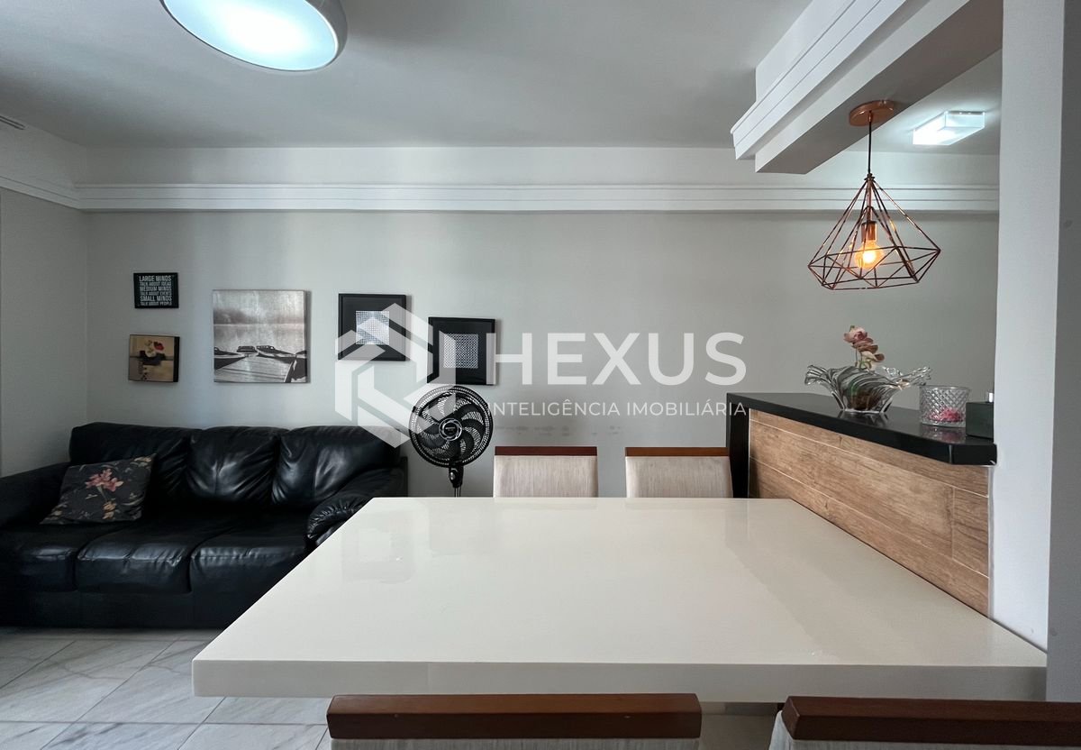 Foto 4 de Apartamento reformado com varanda vista mar na beira mar da praia nas Pitangueiras, Guarujá