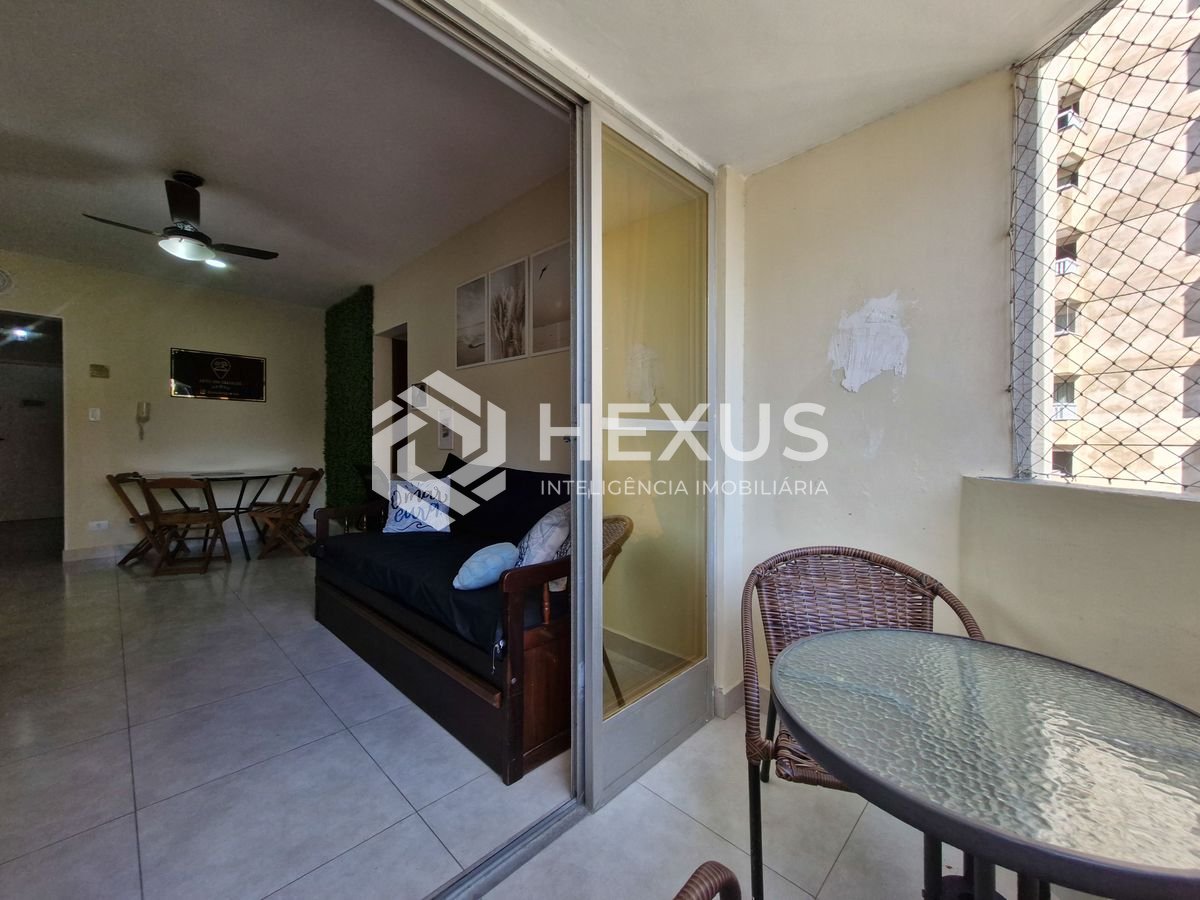 Foto 3 de Apartamento com varanda na quadra mar da praia nas Pitangueiras, Guarujá