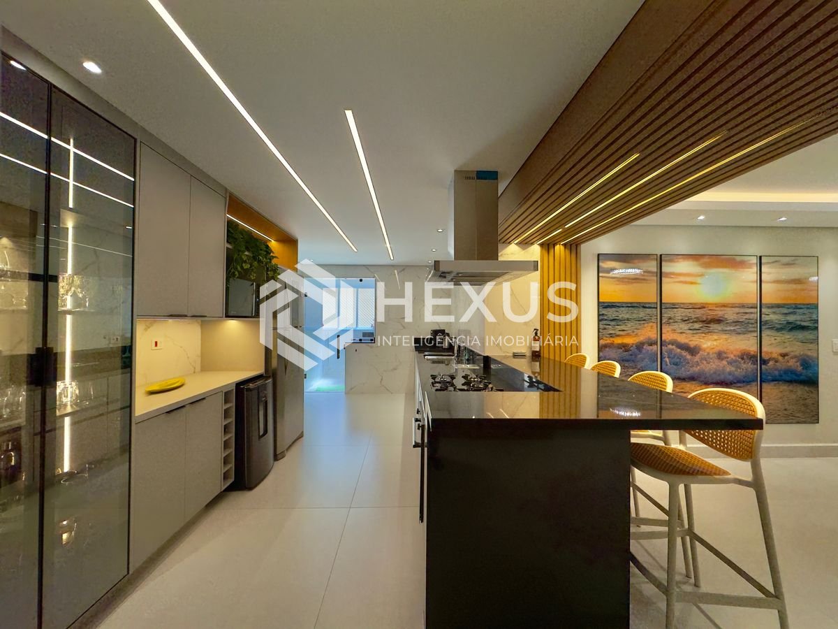 Foto 4 de Apartamento reformado com varanda vista mar e lazer na beira mar das Pitangueiras, Guarujá