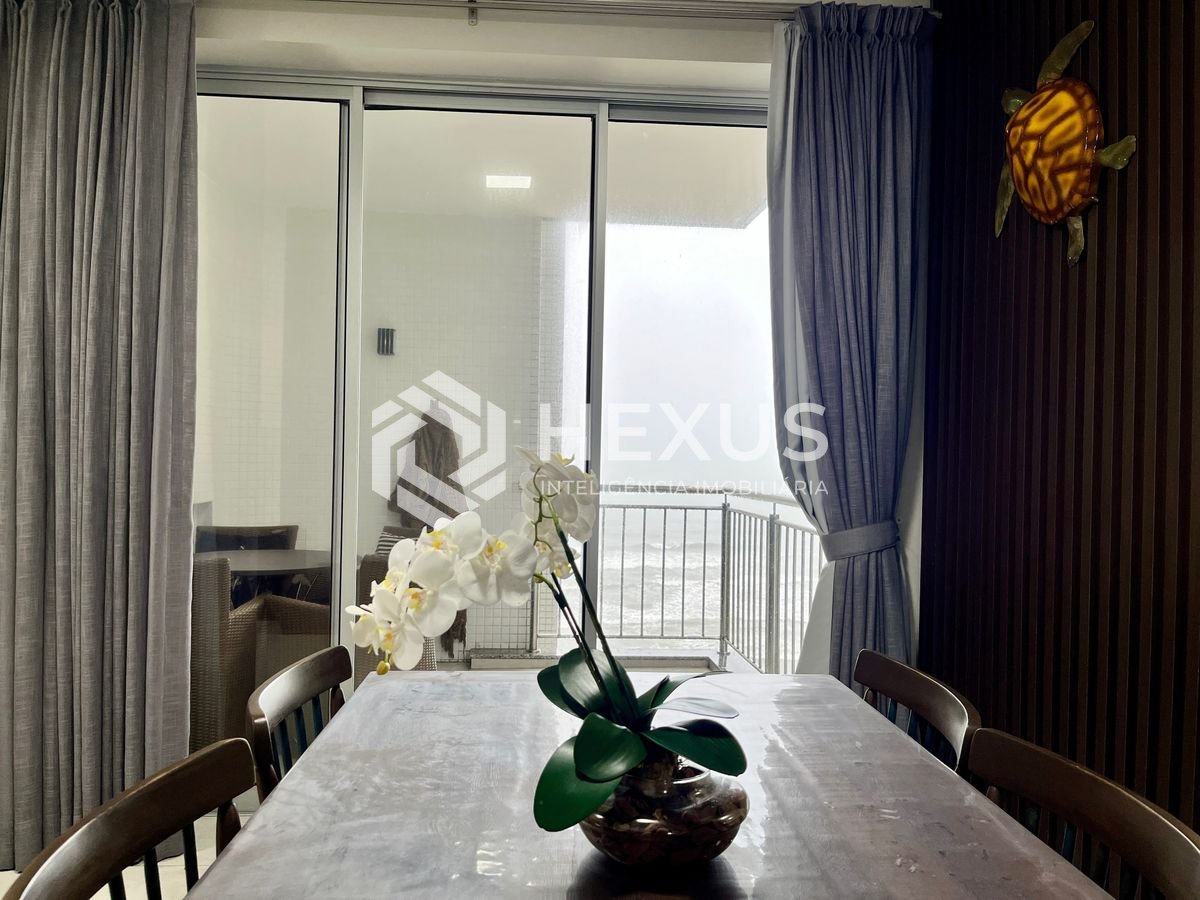 Foto 4 de Apartamento  á venda com varanda e vista para o mar na Praia das Pitangueiras.