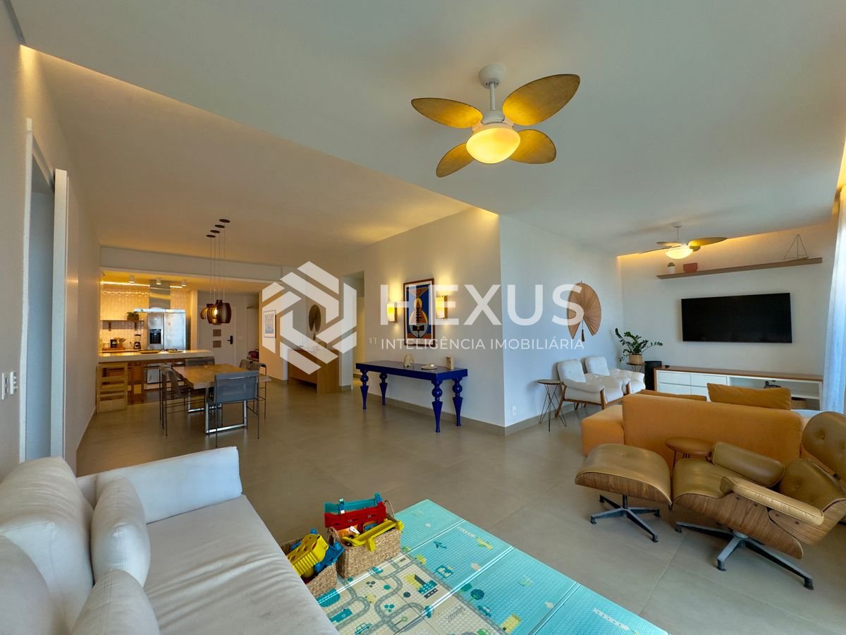 Foto 5 de Apartamento reformado frente mar com varanda vista mar nas Pitangueiras, Guarujá