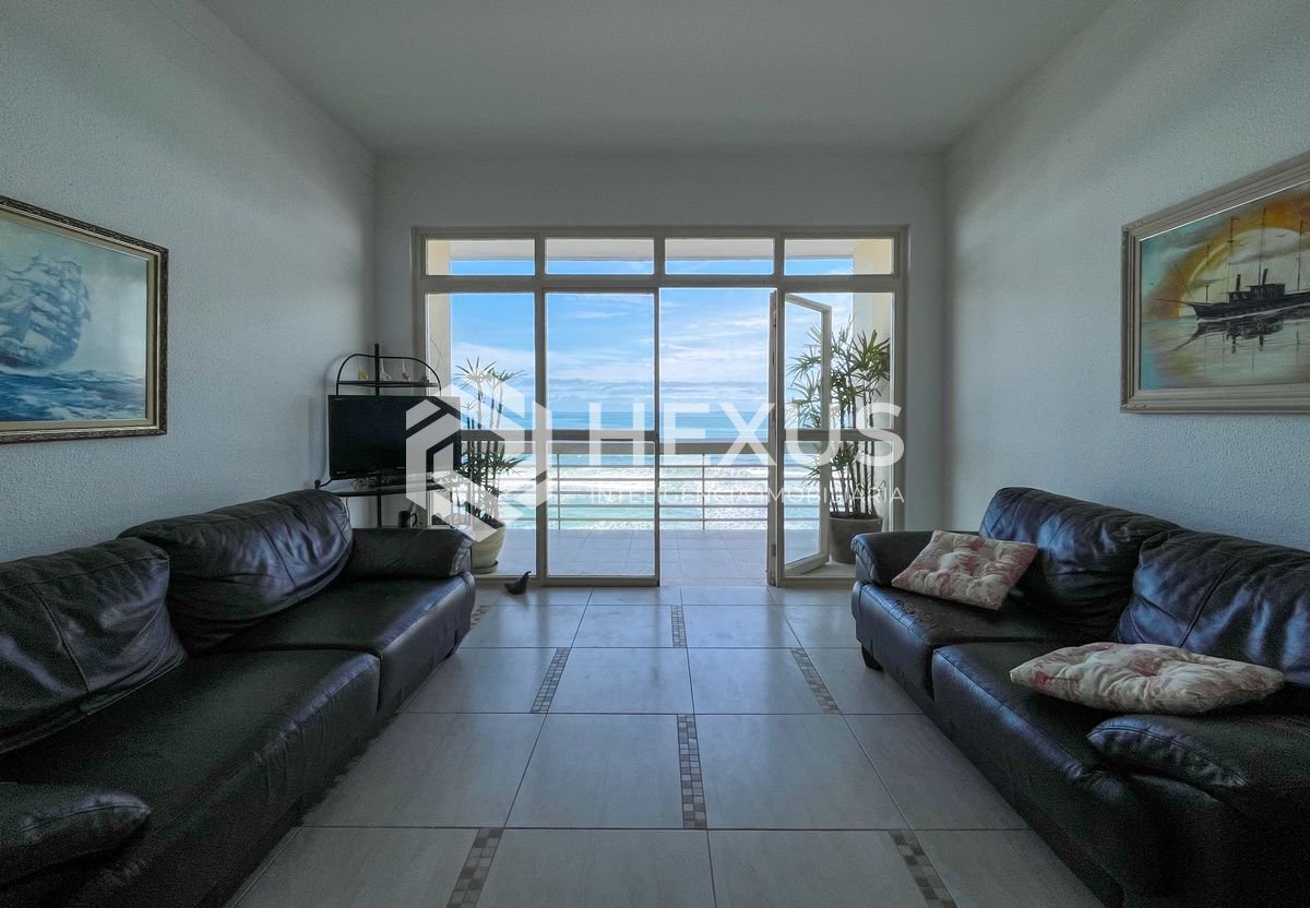 Foto 3 de Apartamento reformado frente mar com varanda vista mar nas Pitangueiras, Guarujá
