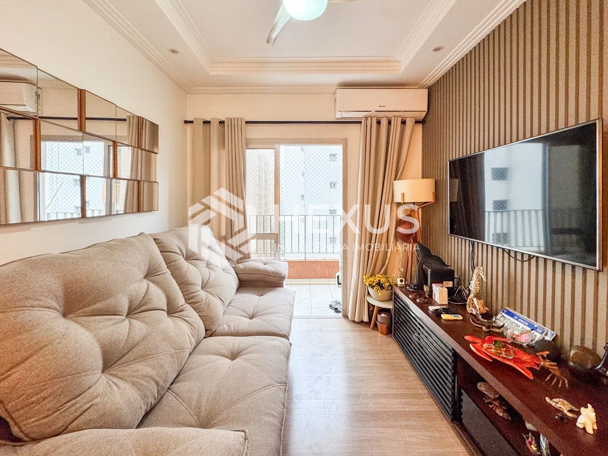 Foto 3 de Apartamento com varanda vista mar a 2 quadras da praia nas Pitangueiras, Guarujá