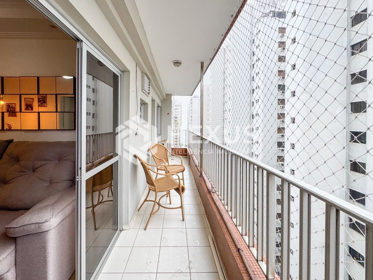 Foto 4 de Apartamento com varanda vista mar a 2 quadras da praia nas Pitangueiras, Guarujá