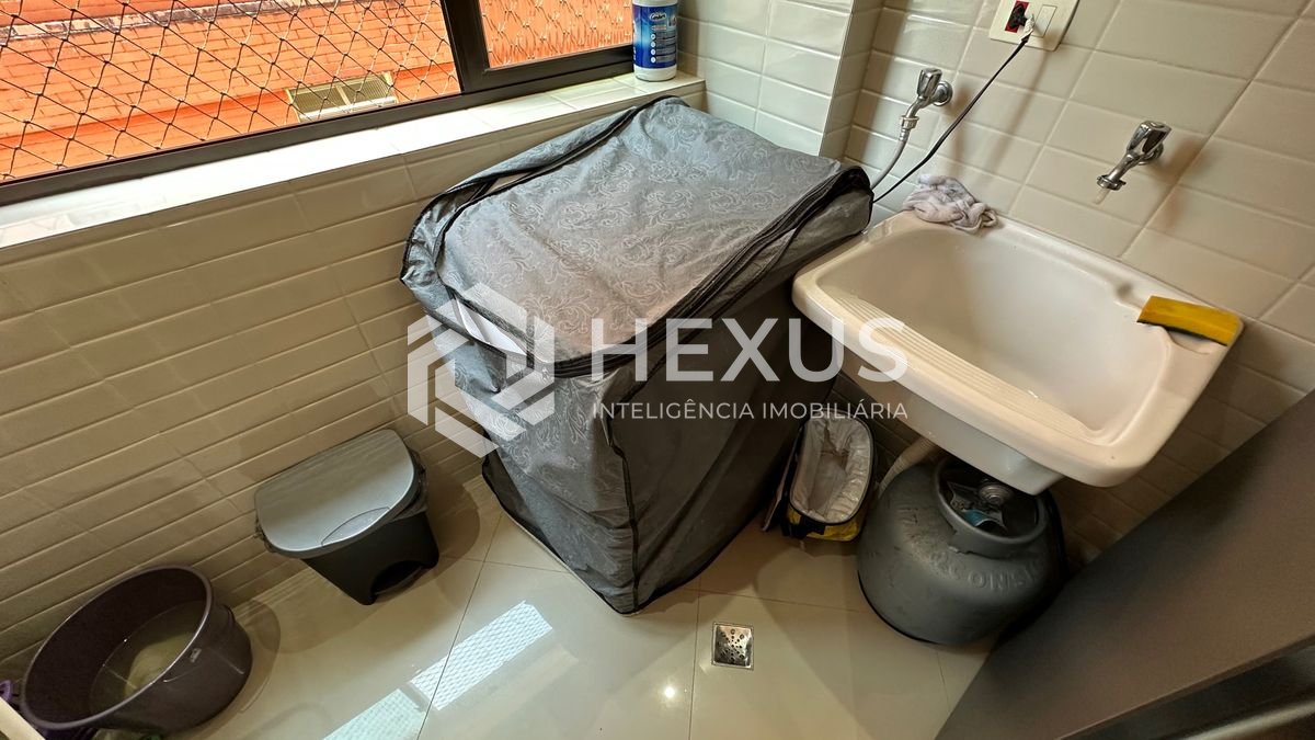 Foto 5 de Apartamento reformado e lazer a 600m da praia na região da Brunella na Enseada, Guarujá