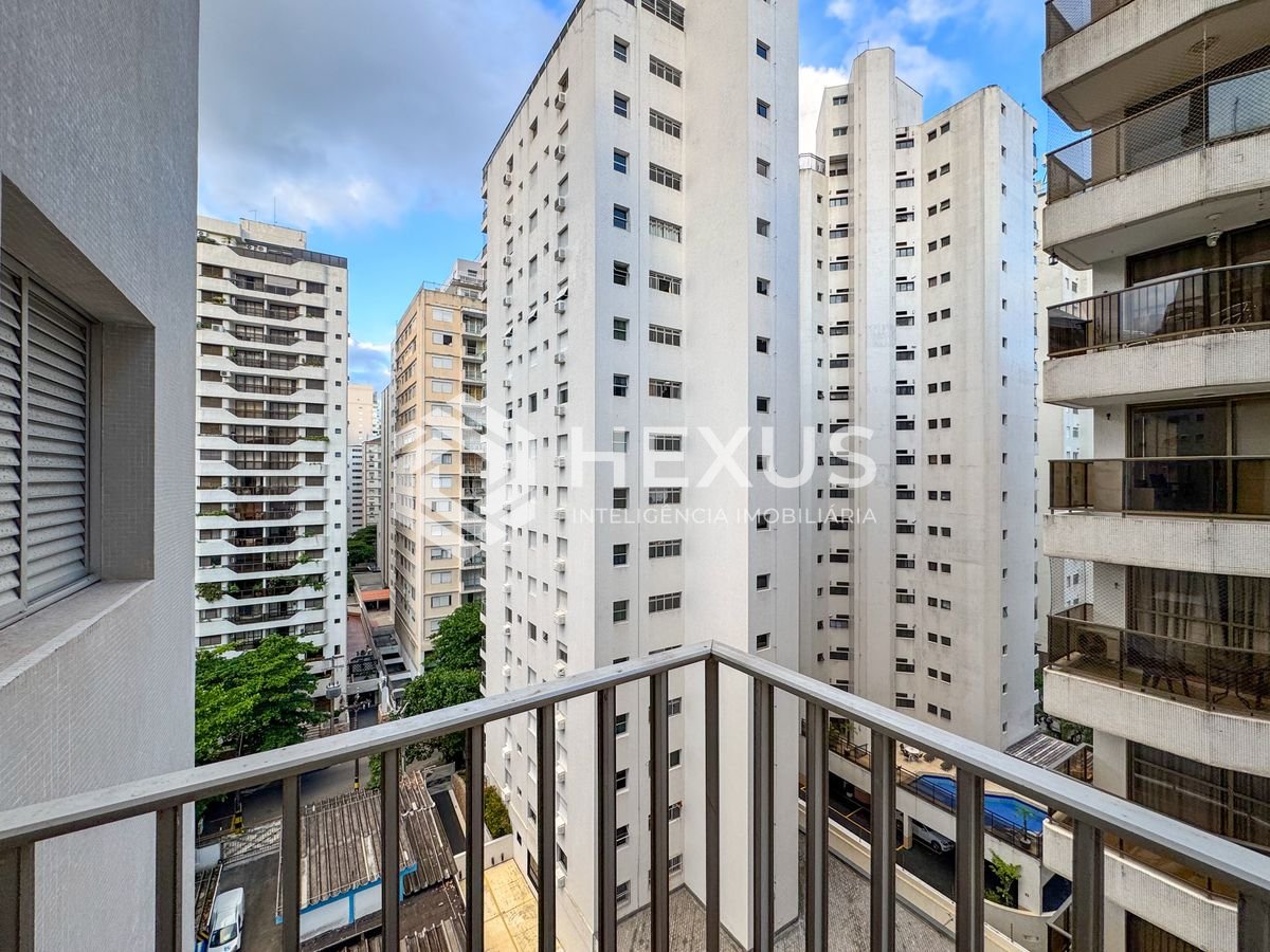Foto 3 de Apartamento com varanda vista mar a 2 quadras da praia nas Pitangueiras, Guarujá