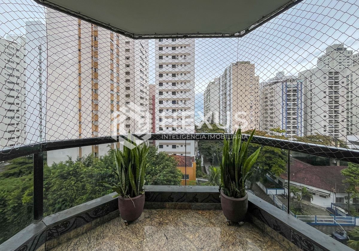 Foto 3 de Apartamento com varanda vista mar e lazer a 2 quadras da praia nas Pitangueiras, Guarujá