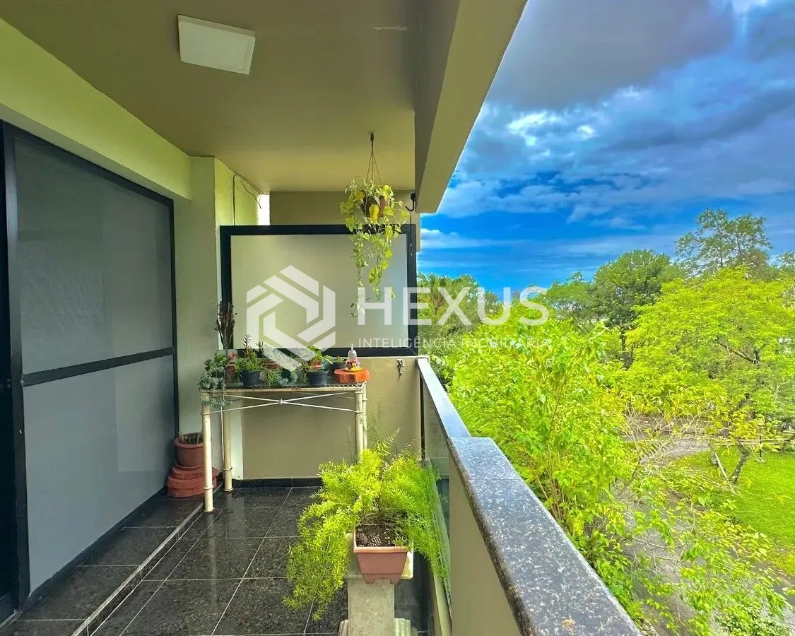 Foto 3 de Apartamento Duplex reformado com varanda e lazer a 600m da praia na Enseada, Guarujá