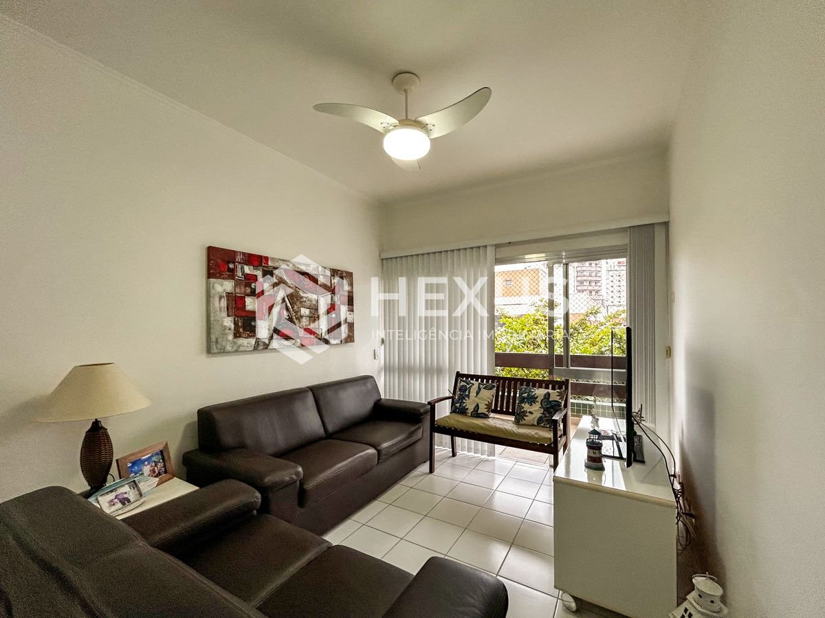 Foto 3 de Apartamento com varanda a 500m da praia na região da Brunella na Enseada, Guarujá
