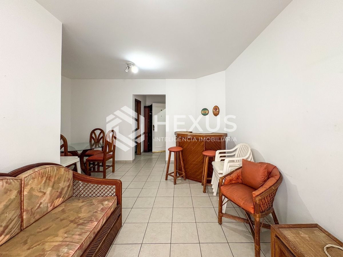Foto 3 de Apartamento com varanda a 100m da praia na Enseada, Guarujá