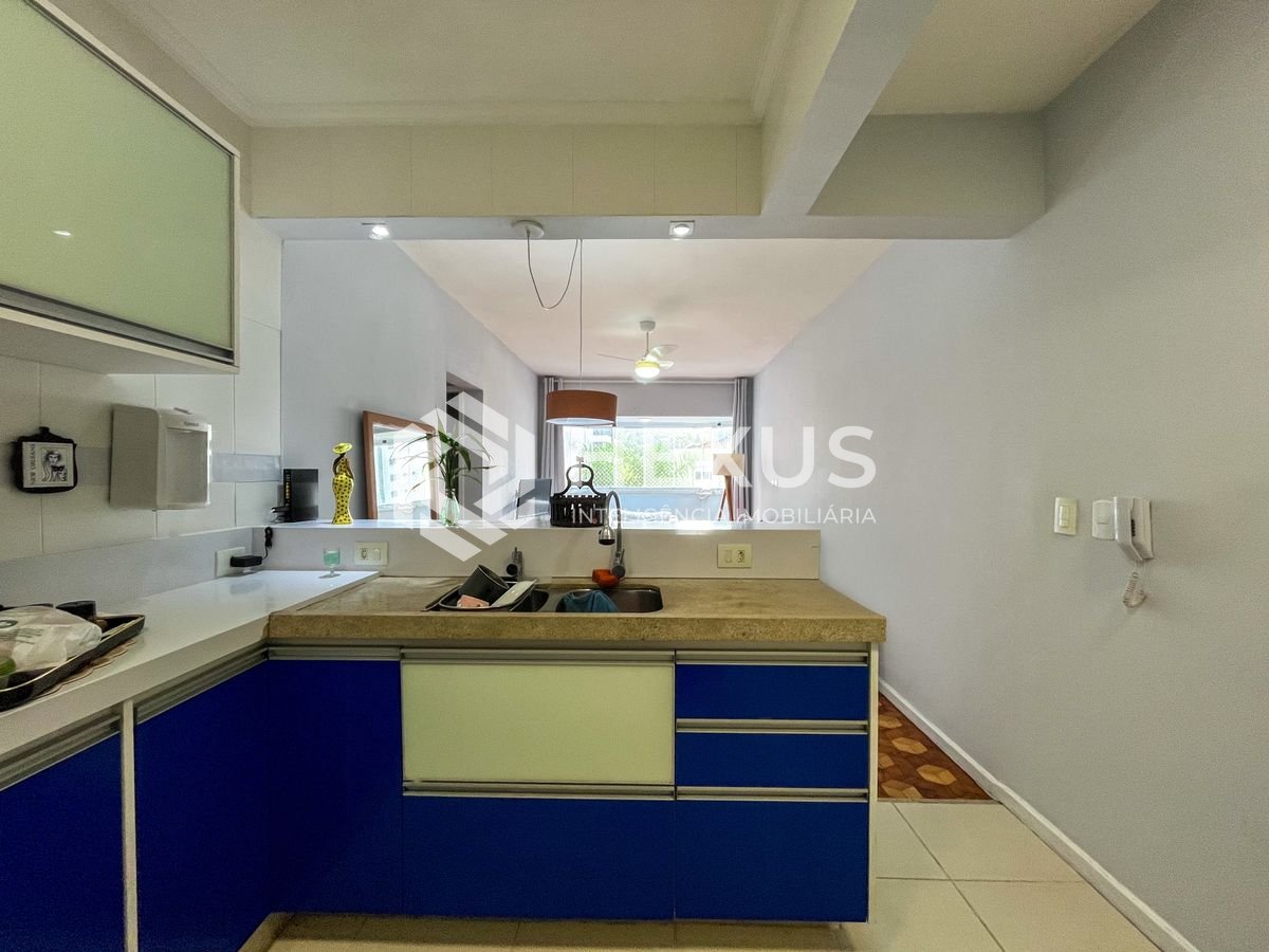 Foto 5 de Apartamento reformado com varanda e lazer nas Pitangueiras, Guarujá