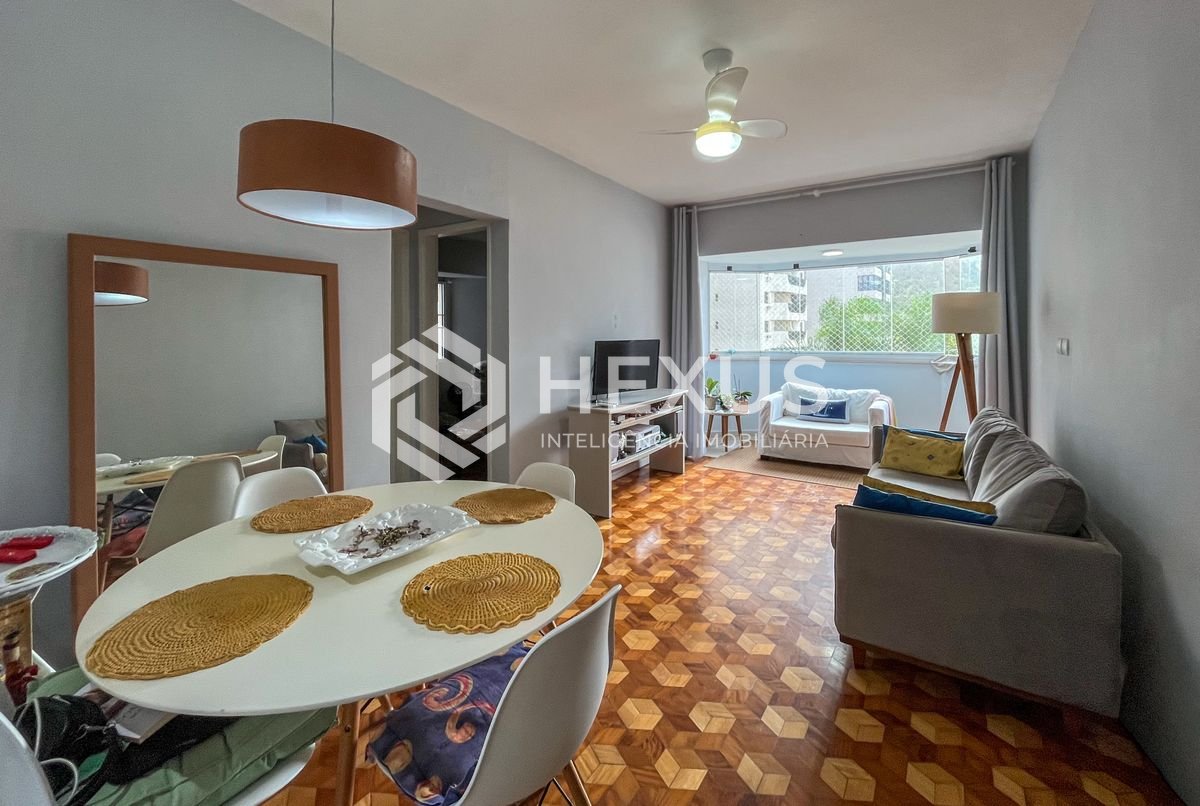 Foto 2 de Apartamento reformado com varanda e lazer nas Pitangueiras, Guarujá