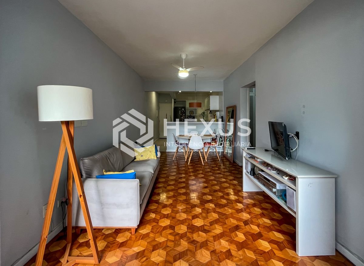 Foto 3 de Apartamento reformado com varanda e lazer nas Pitangueiras, Guarujá