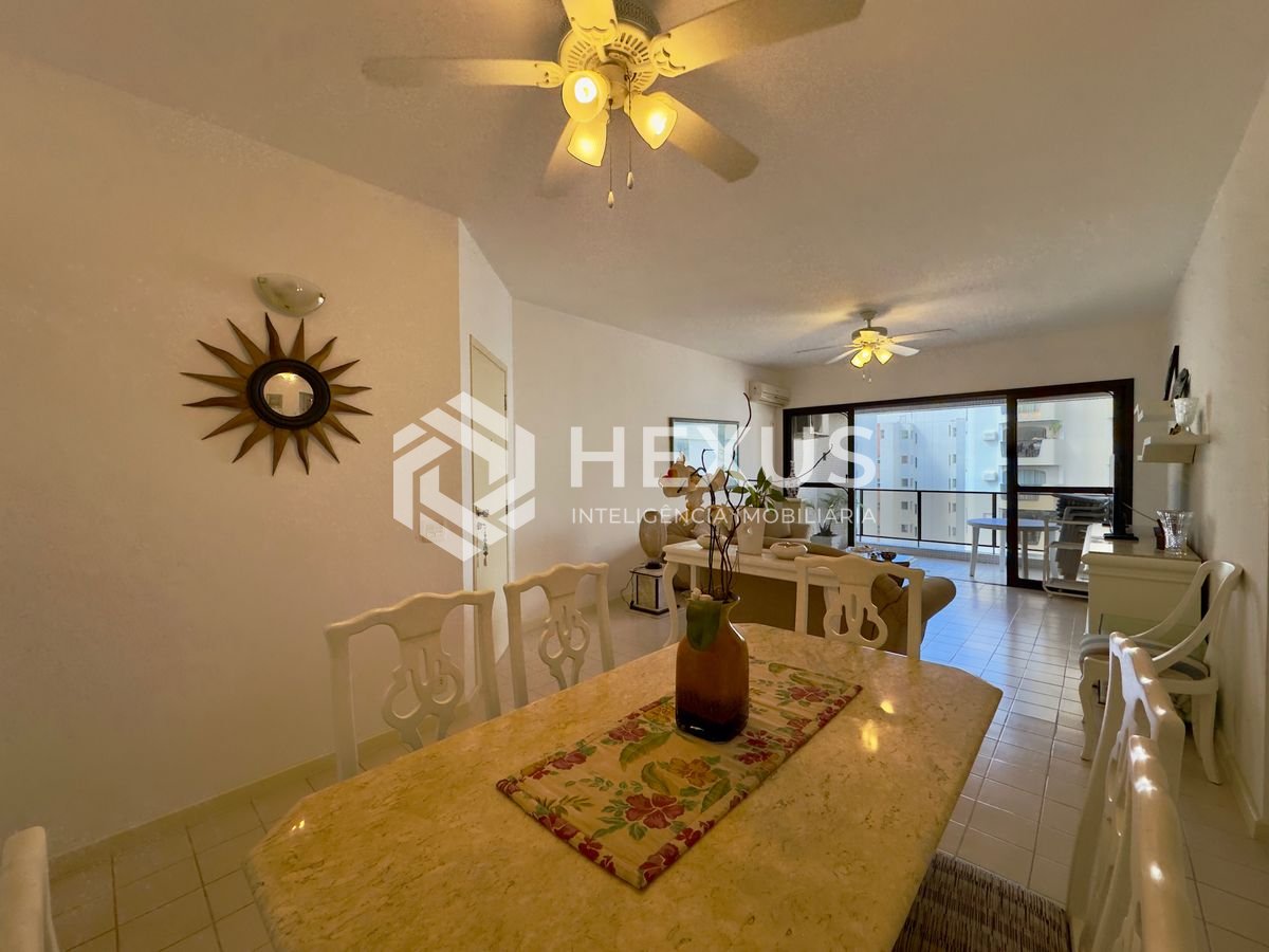 Foto 4 de Apartamento com varanda a 2 quadras da praia nas Pitangueiras, Guarujá