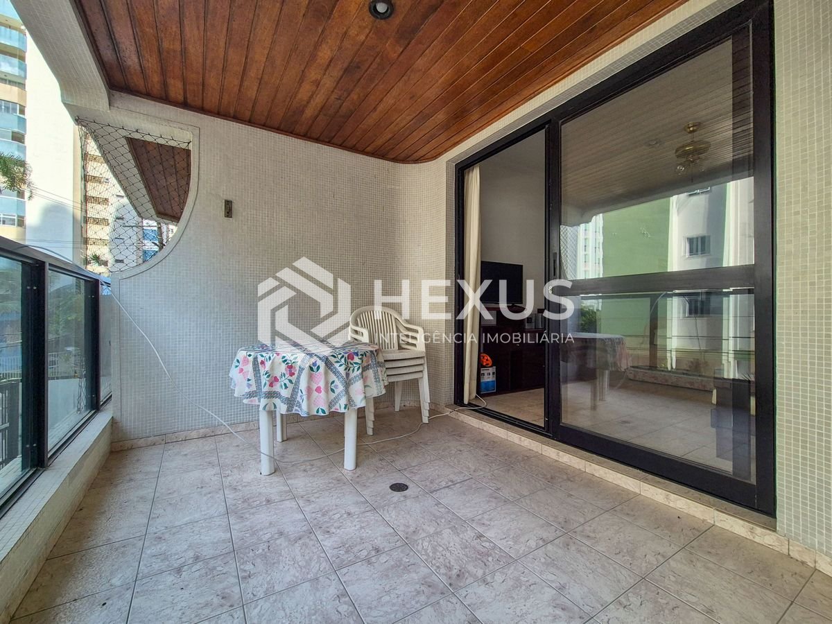 Foto 5 de Apartamento com varanda e lazer a 1 quadra da praia nas Pitangueiras, Guarujá