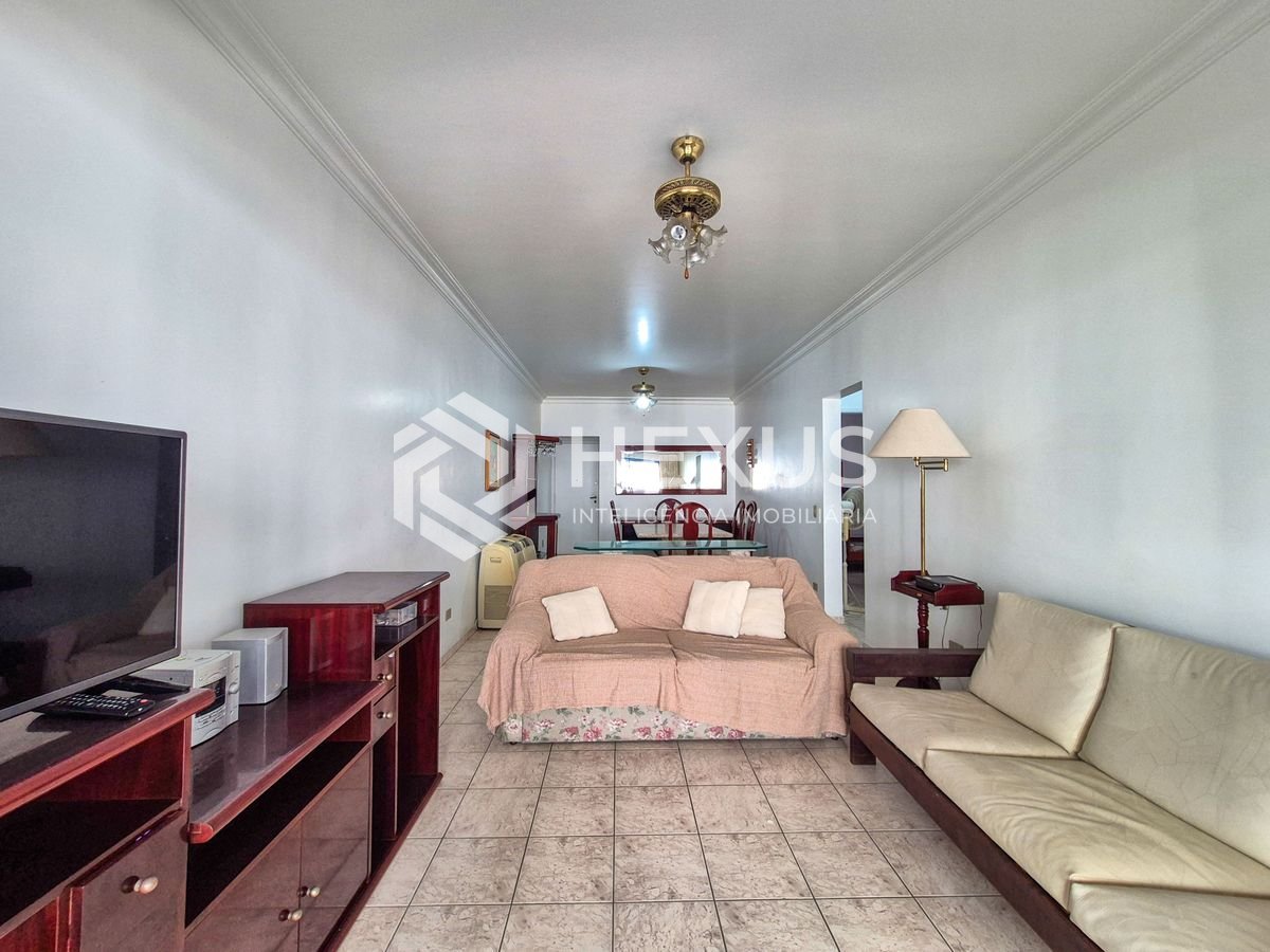 Foto 3 de Apartamento com varanda e lazer a 1 quadra da praia nas Pitangueiras, Guarujá