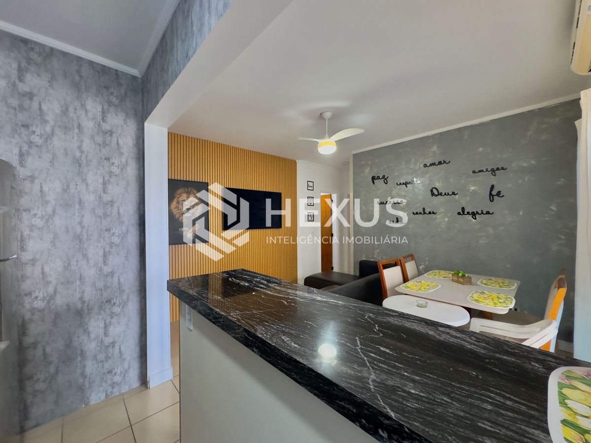 Foto 3 de Apartamento reformado com varanda vista mar e lazer nas Pitangueiras, Guarujá