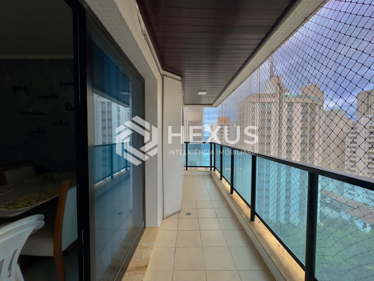 Foto 2 de Apartamento reformado com varanda vista mar e lazer nas Pitangueiras, Guarujá