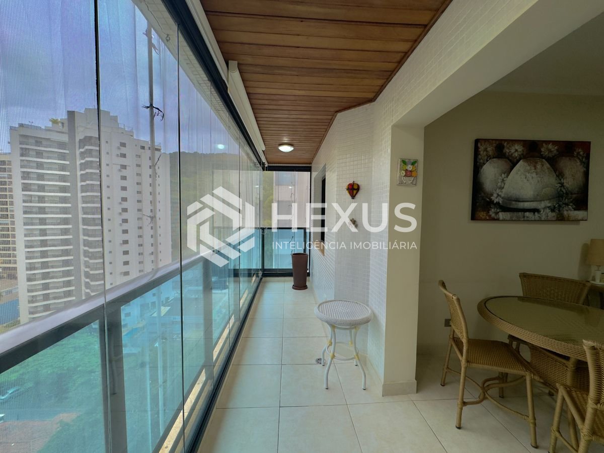 Foto 2 de Flat reformado com varanda gourmet e lazer a 1 quadra da praia nas Pitangueiras, Guarujá