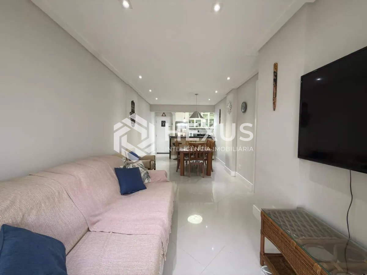 Foto 2 de Apartamento reformado com varanda e lazer a 400m da praia na Enseada, Guarujá