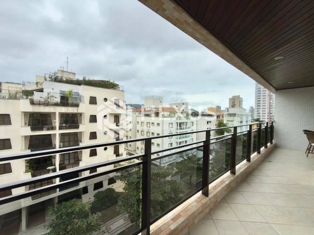 Foto 5 de Apartamento reformado com varanda e lazer a 400m da praia na Enseada, Guarujá
