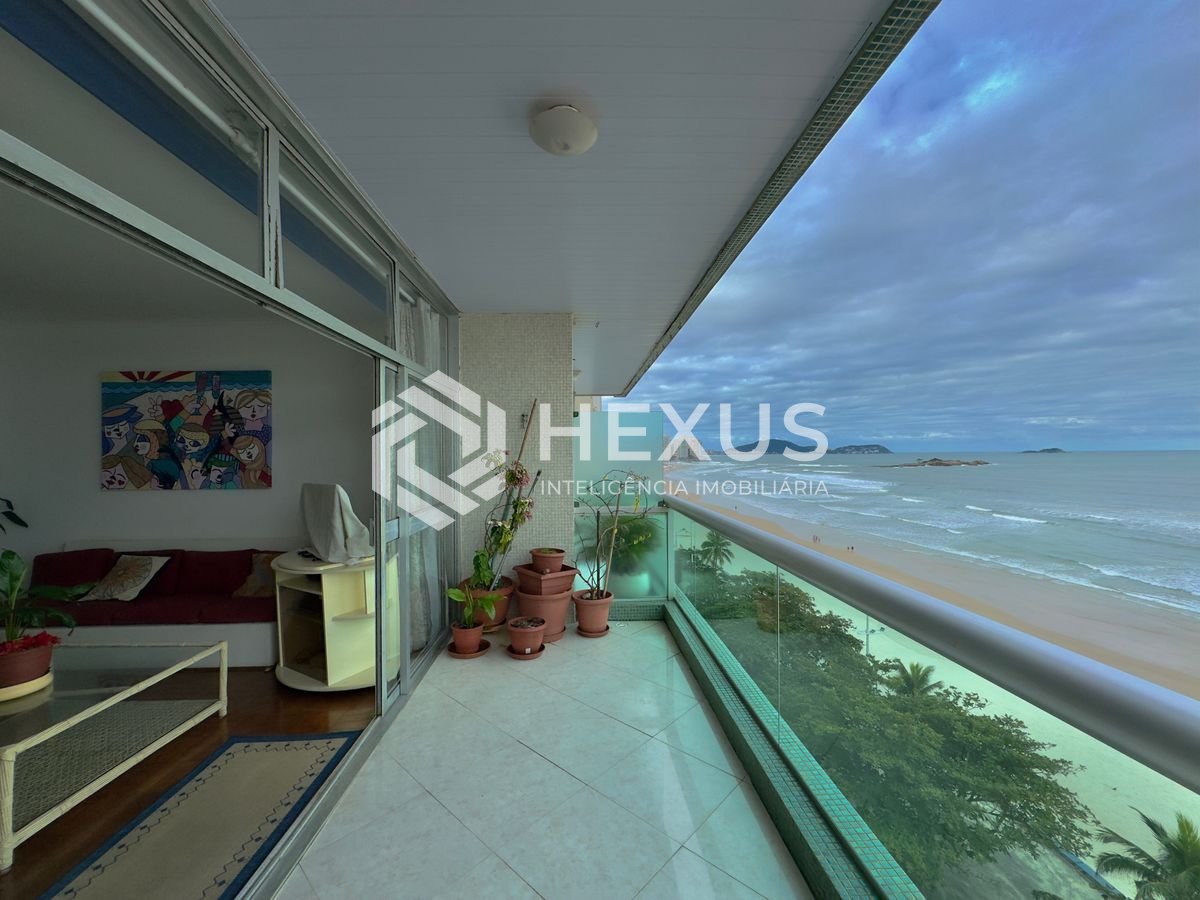 Foto 3 de Apartamento reformado frente mar com varanda vista mar e lazer nas Pitangueiras, Guarujá