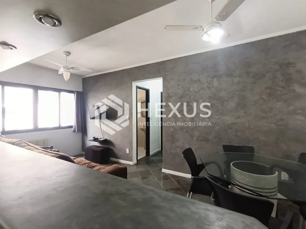 Foto 3 de Apartamento reformado com varanda e lazer a 600m da praia na Enseada, Guarujá