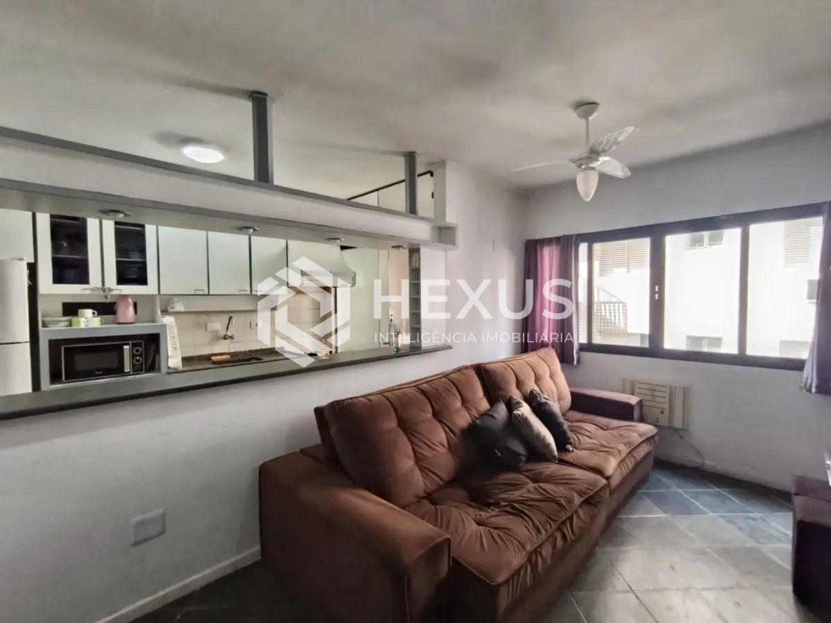 Foto 4 de Apartamento reformado com varanda e lazer a 600m da praia na Enseada, Guarujá