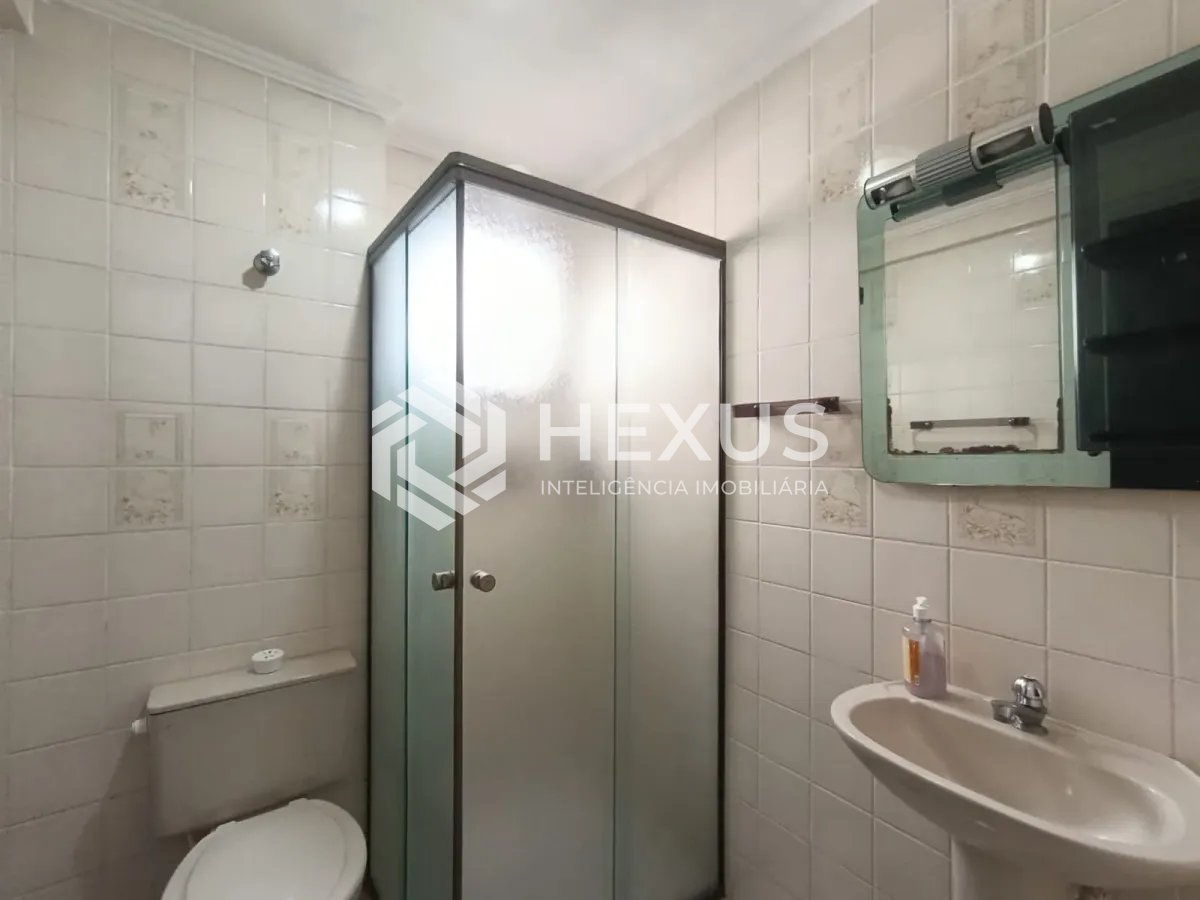 Foto 5 de Apartamento reformado com varanda e lazer a 600m da praia na Enseada, Guarujá