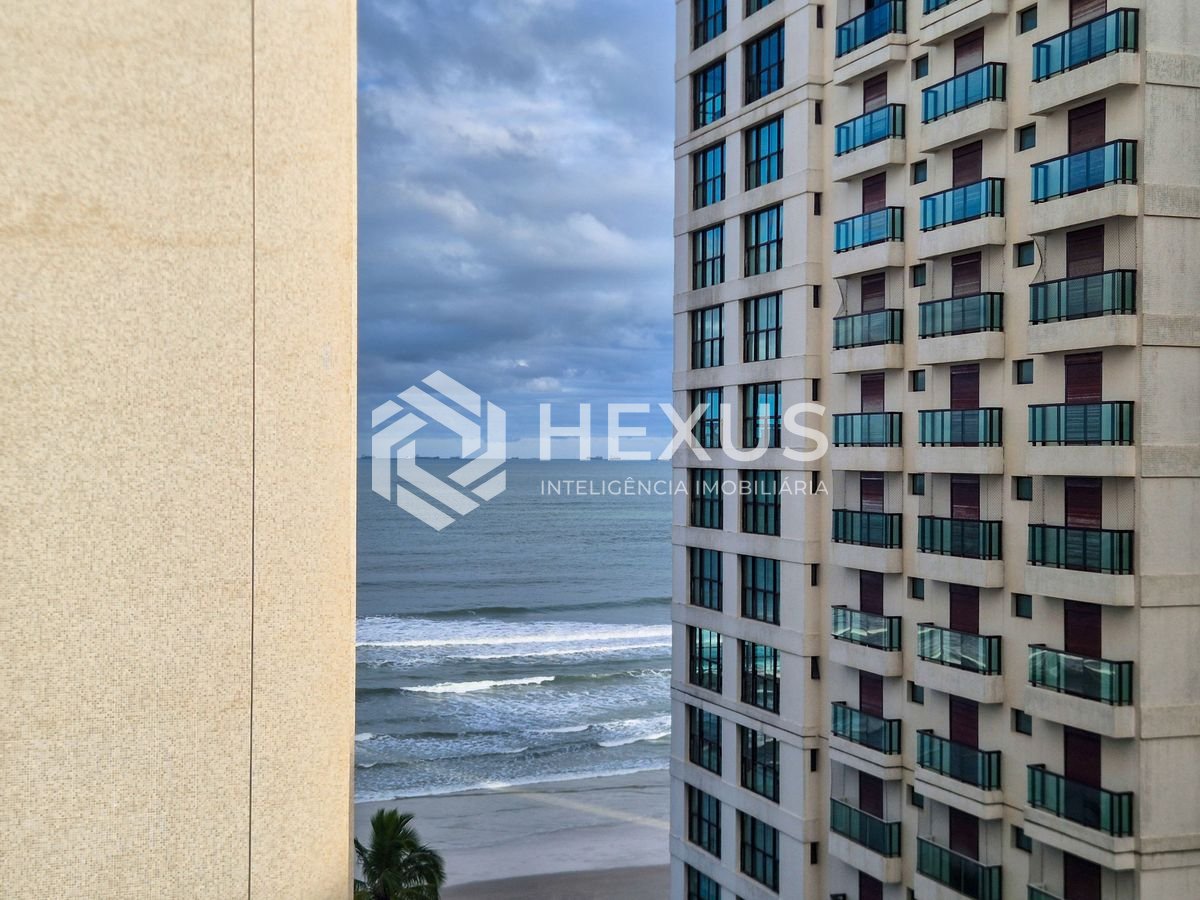 Foto 2 de Apartamento beira mar com varanda vista mar e lazer nas Pitangueiras, Guarujá