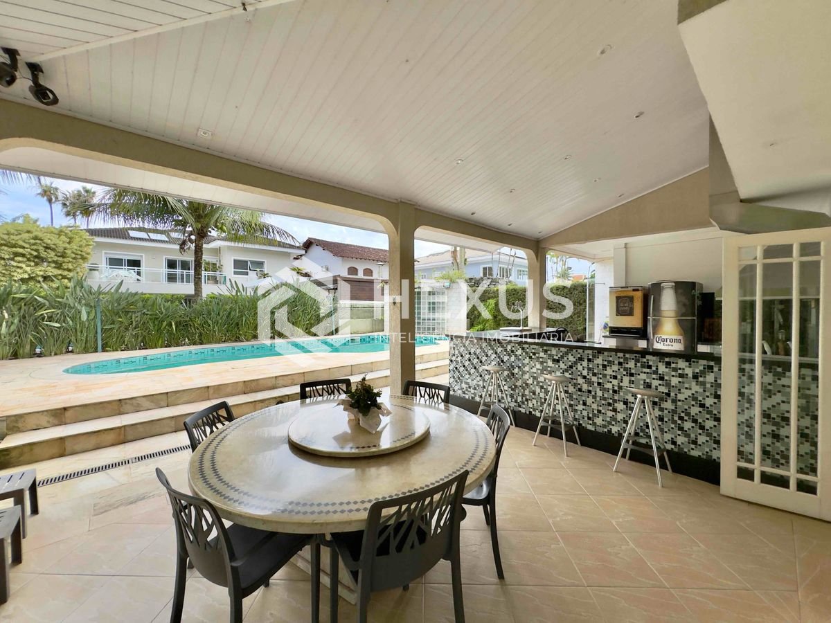Foto 3 de Casa reformada com varanda piscina e área gourmet no Granville na Praia da Enseada, Guaruja