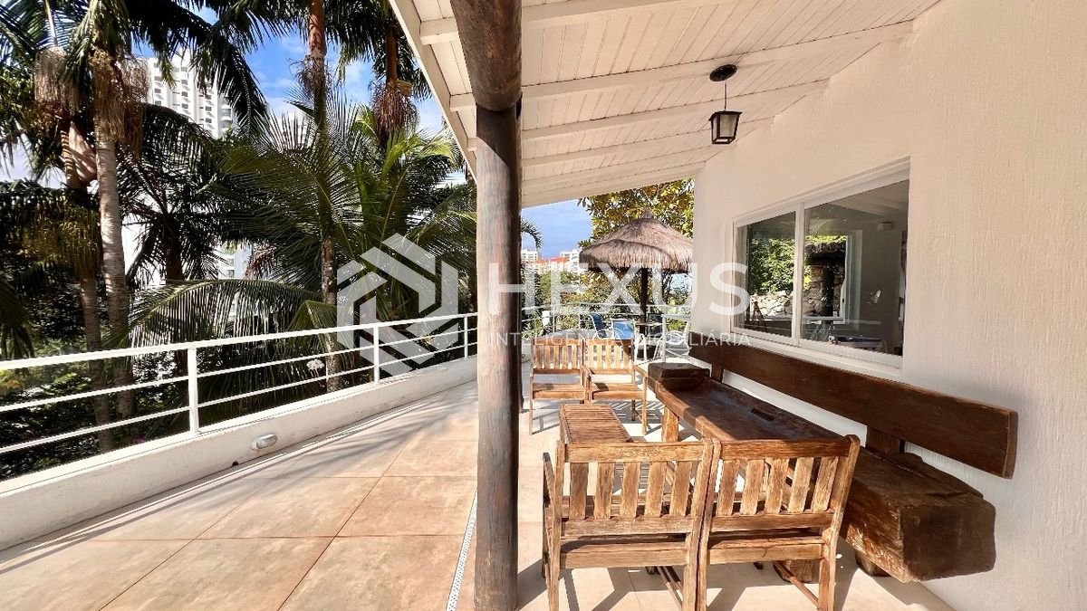 Foto 4 de Casa frente mar com piscina e área gourmet no Condomínio Península na Praia da Enseada, Guaruja