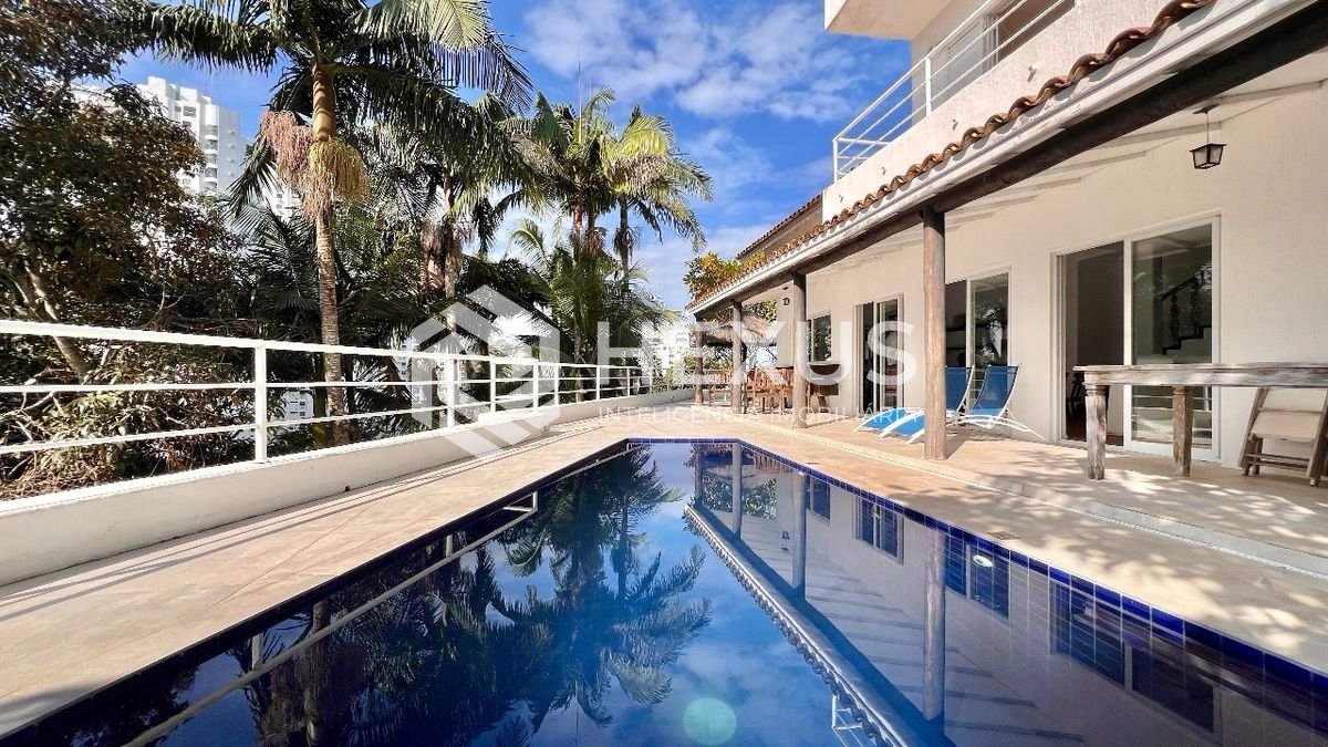 Foto 5 de Casa frente mar com piscina e área gourmet no Condomínio Península na Praia da Enseada, Guaruja