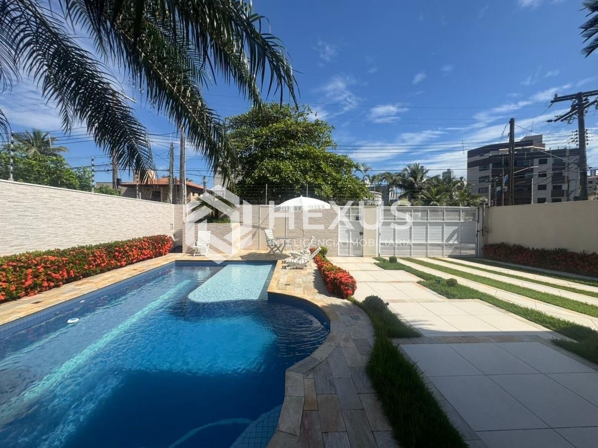 Foto 4 de Casa de alto padrão reformada e mobiliada a 50m da Praia do Tombo, Guaruja