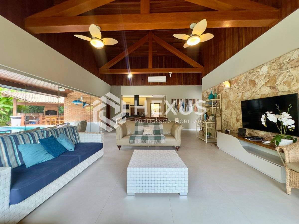 Foto 3 de Casa com piscina e área gourmet no Condomínio Granville na Praia da Enseada, Guaruja